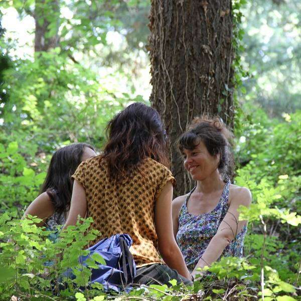 3 Mujeres miradas bosque Retiro de la Misión mujerconsciente