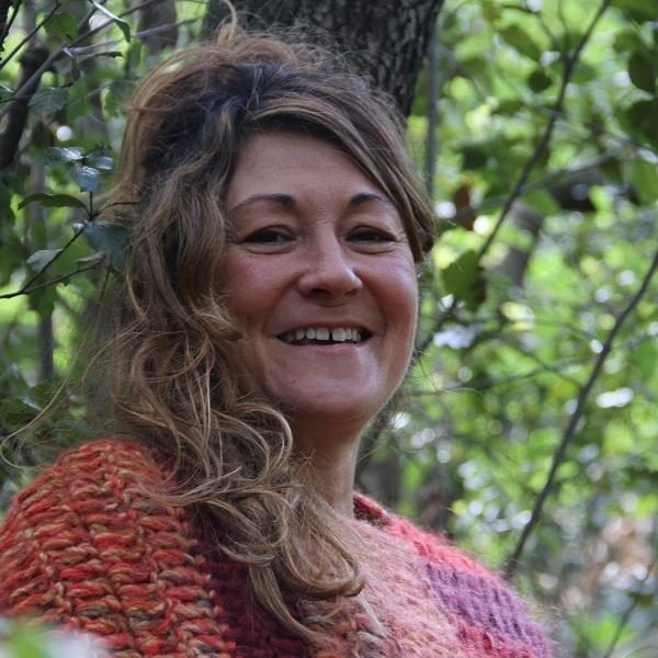 Carmen Hernandez Rosety Mujer Consciente Bosque poncho rojo