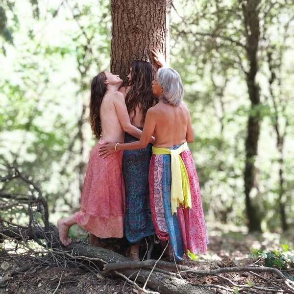 Mujer abrazadas árbol Formación Mujer Guía mujerconsciente Mujer abrazadas árbol Formación Mujer Guía mujerconsciente
